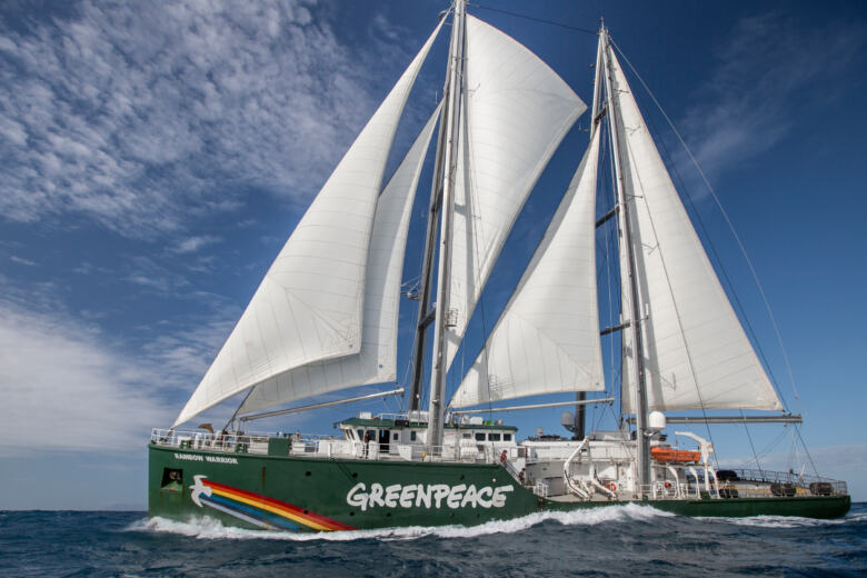 Le Rainbow Warrior vogue sur les flots