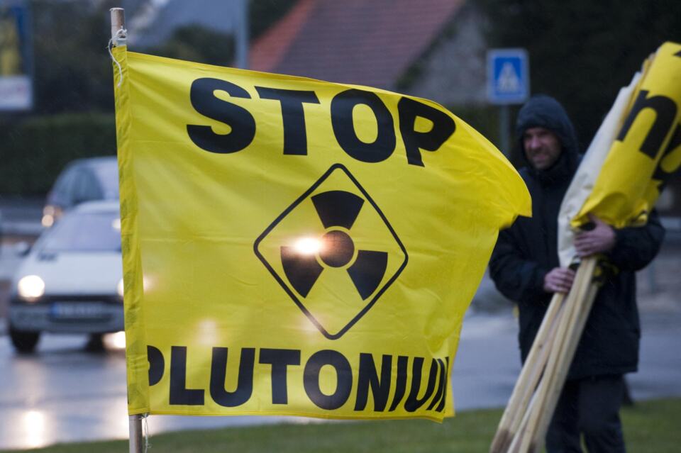 Le Plutonium est un des produits artificiels radioactifs produit par la fission au cœur des réacteurs nucléaires. Il est ensuite extrait des combustibles irradiés usés. Cette réaction de fission a été initiée par les programmes militaires soucieux de fabriquer des bombes, ainsi est né le "retraitement". En France les premiers réacteurs n'ont été construits qu'à cette fin. Plus tard, le plutonium étant en "surproduction" il a été décidé de l'utiliser pour servir de combustible dans des centrales de production d'électricité.