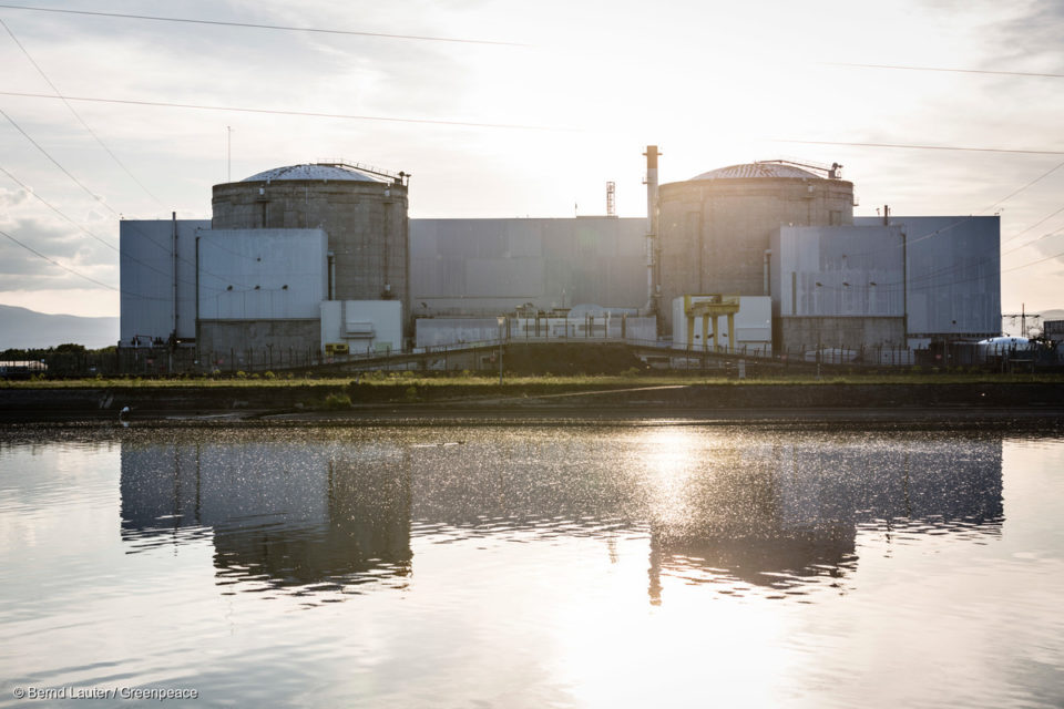 Les centrales nucléaires qui nous entourent sont une épée de Damoclès au-dessus de nos têtes. Un nouveau rapport d'experts indépendants, remis aux autorités aujourd'hui, met en cause la sécurité des installations nucléaires françaises et belges en pointant du doigt leur vulnérabilité face aux risques d'attaques extérieures. Ces experts sont particulièrement inquiets concernant certaines installations des centrales françaises : les piscines d'entreposage des combustibles nucléaires usés. Alors qu'elles peuvent contenir le volume de matière radioactive le plus important au sein des centrales, ces piscines sont très mal protégées. N'attendons pas les bras croisés que le pire arrive : parlons-en et agissons.
