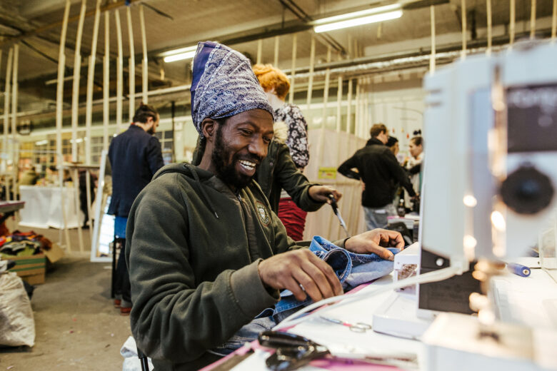 Atelier de couture en Allemagne, encourageant à retoucher ses vêtements plutôt que céder aux sirènes de la fast fashion